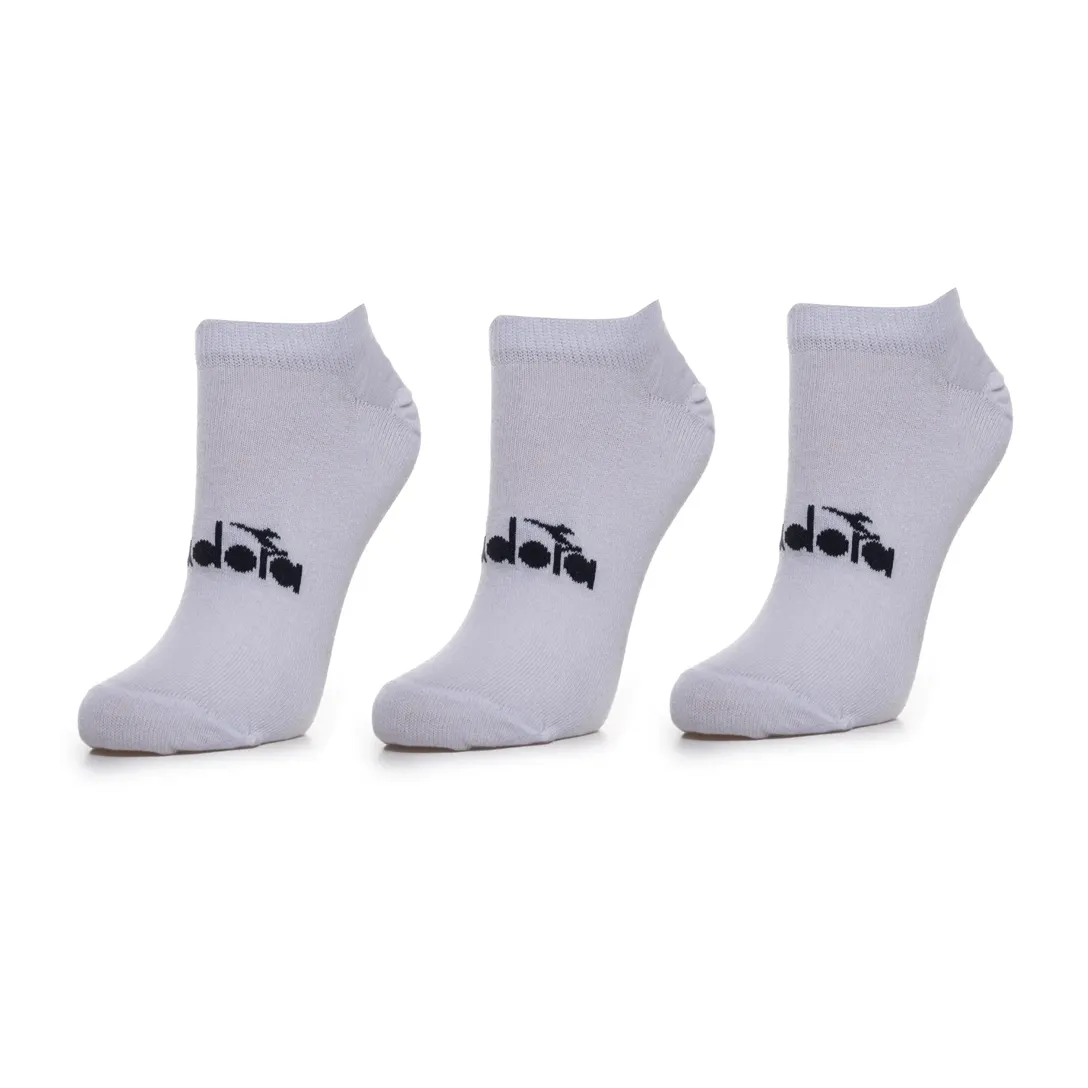 Três meias esportivas brancas Diadora cano invisível alinhadas lado a lado em fundo branco
